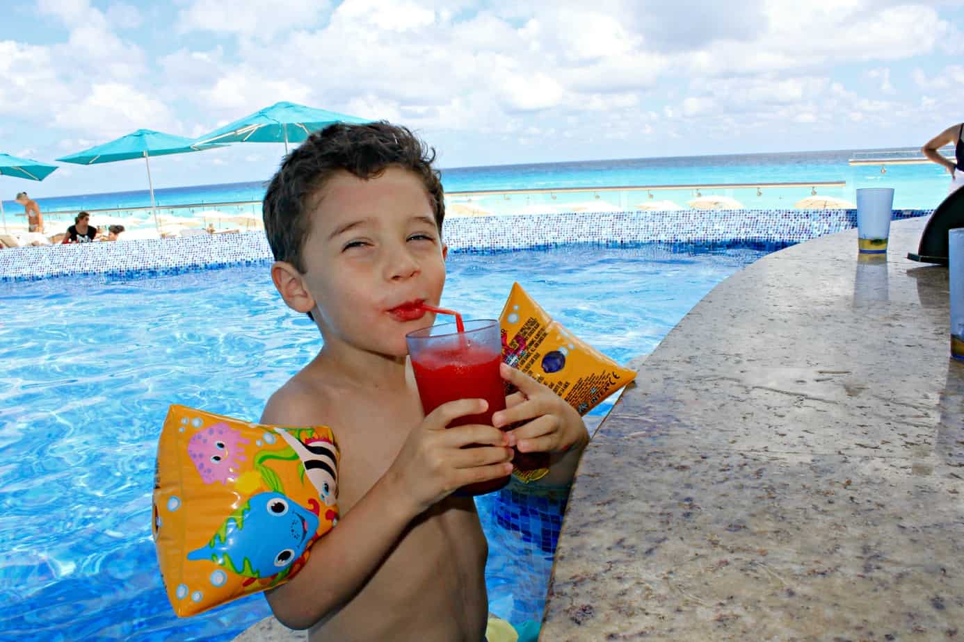 Swim up bar at HRH