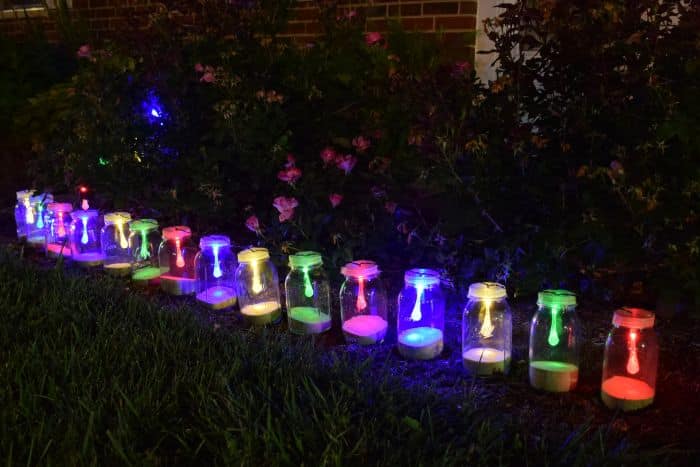 How to make solar powered mason jar lights with with string lighting. Beautiful outdoor mason jar lighting.
