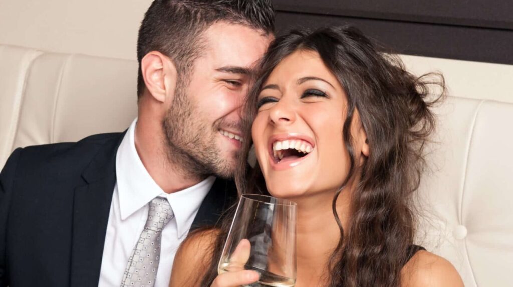 Attractive,Elegant,Young,Couple,Drinking,A,Cocktail,At,The,Restaurant.